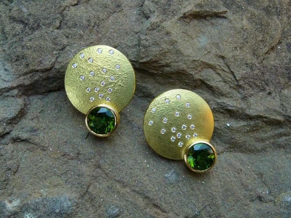 michelstwitt's tweet photo. Neuer Blogbeitrag: In einem meiner Goldschmiedekurse stellte eine Dame Ihren Traumohrschmuck aus 750/ooo Gelbgold und grünen Turmalinen her.

https://t.co/QB525al14c

#handcrafted #handmadejewelry #handgemacht #unikatschmucktobiasmichel #unique #unikat #goldschmied #goldsmith https://t.co/9zaBRS90NK