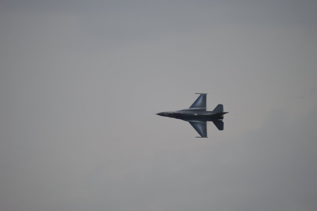 Throwback to Thunder over Michigan 2015 with the F-16 Demo Team. Happy Friday friends! #AvGeek #F16s #FightingFalcon