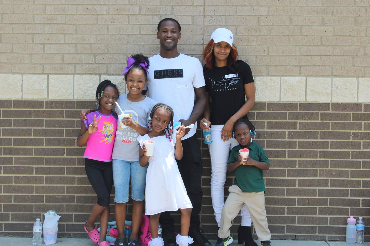 EckertES_AISD's tweet photo. Day 2 of Sports Day! 
And it's Family Friday! We love seeing all these Smiles 😃 @Jennife515price @LauraMatiasSeg1 @esmvalsin https://t.co/mthorelRNI