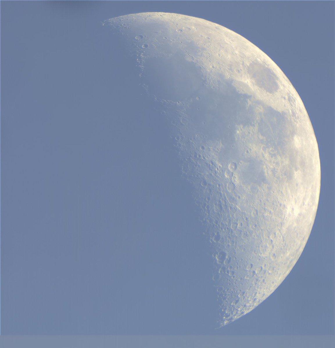 Today's daytime moon. @VirtualAstro #moonwatch #lunar