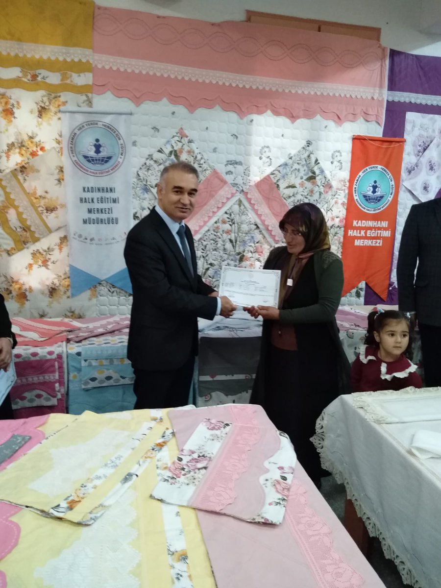 KadEgitim's tweet photo. Şahören Mahallesi Köy Yaşam Merkezi El Sanatları kursumuzun yıl sonu sergisinin açılışı yapılmıştır.
@gokhanmurat1 @kadinhanimem @HalisUnal @konyamem https://t.co/GhY1Vg5nAE