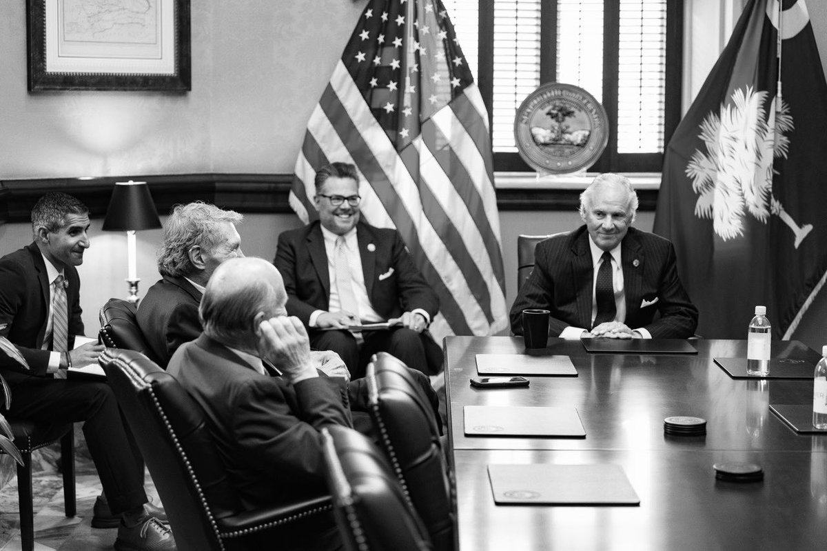 TreyWalker's tweet photo. Sam Holland captures some great moments at the Statehouse. These are from a meeting on sine die/budget three weeks ago. https://t.co/pTGxJrh1UP