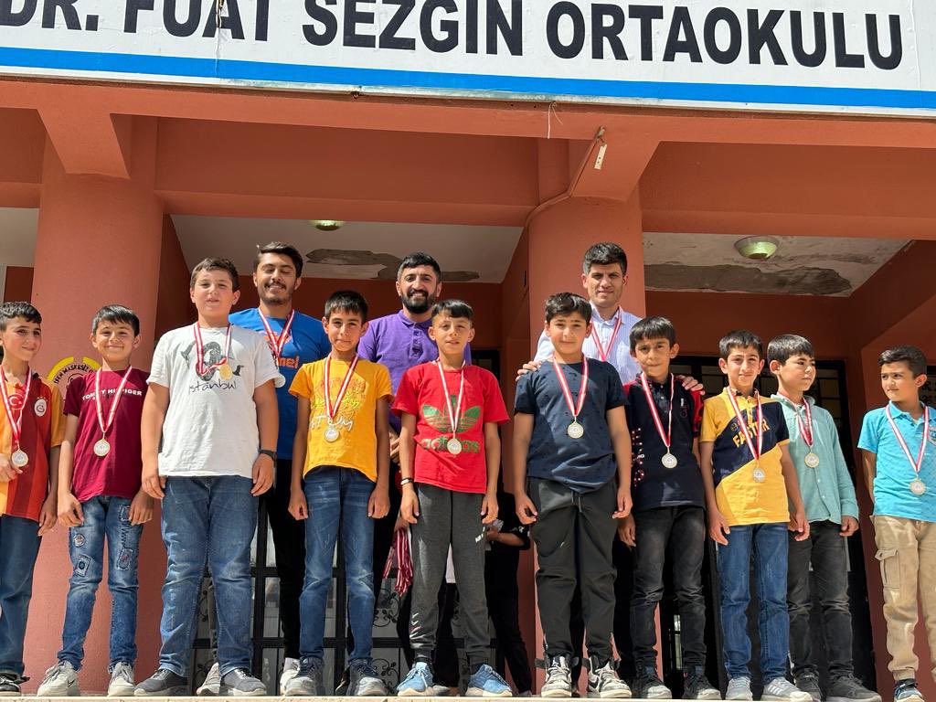 Okulumuzda düzenlenen futbol turnuvasında birinci olan takımlara madalyalarını teslim ettik. Öğrencilerimize daha nice güzel galibiyetler diliyoruz🥇💪👏

#fuatsezginortaokulu #futbol