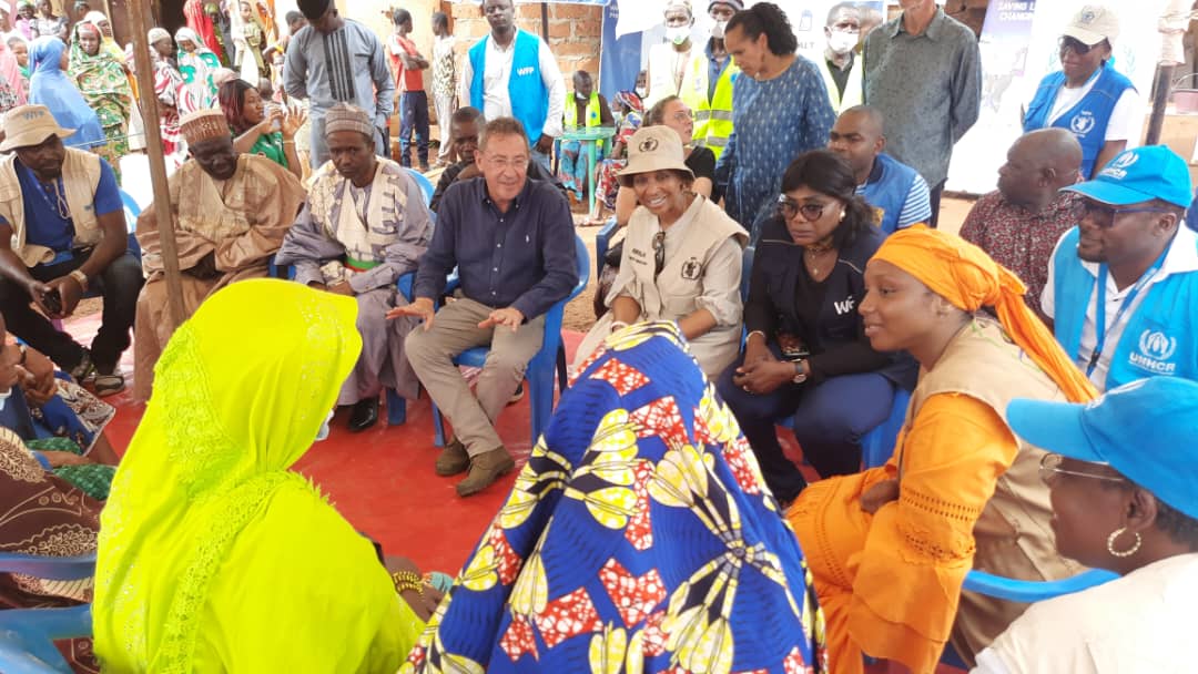 #Cameroun🇨🇲

#TêtesATêtes

Les réfugié(e)s expriment leur appréciation en échangeant avec l'Ambassadeur de @FRauCameroun  sur le site de distribution de Garga Limbona où @WFP fournit une #Assistance alimentaire aux➕vulnérables

#Partenariats
#FaimZéro
#NeLaisserPersonneDerrière