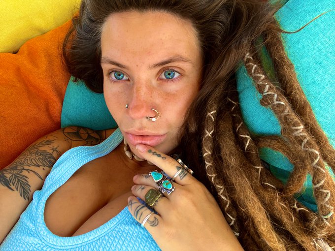 1 pic. any performers available June 6th or 8th in Miami &amp; wanna suck on these titties?? 🥹 https://t