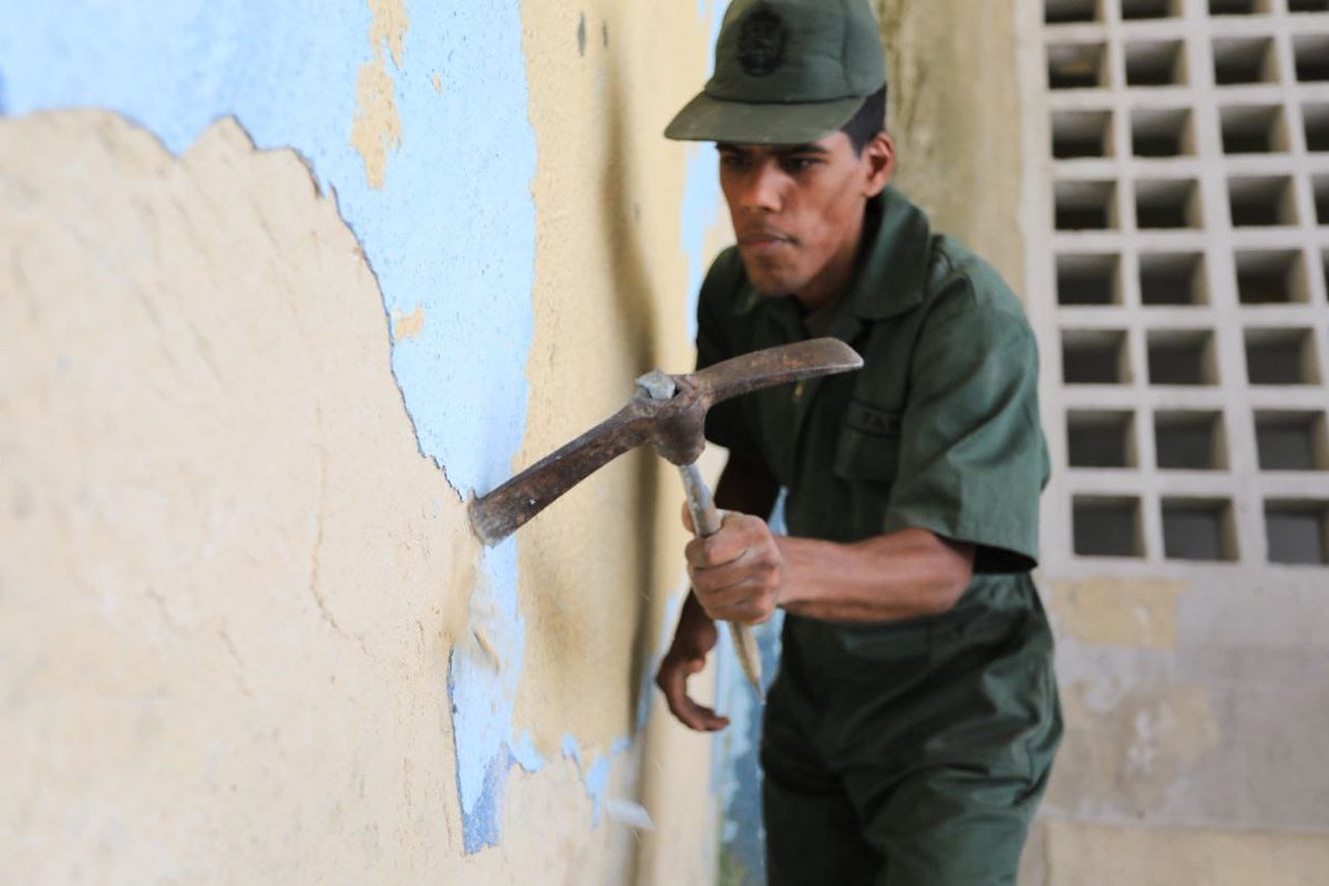 Bricomiles para el fortalecimiento del Sistema Educativo Bolivariano, desde el UEN José Antonio Arraiz de la parroquia Santa Taresa, Caracas.

El Presidente <a href="/NicolasMaduro/">Nicolás Maduro</a> promueve la recuperación de todos los espacios educativos y escuelas para el bienestar de niñ<a href="/s/">『S』</a> y jóvenes.