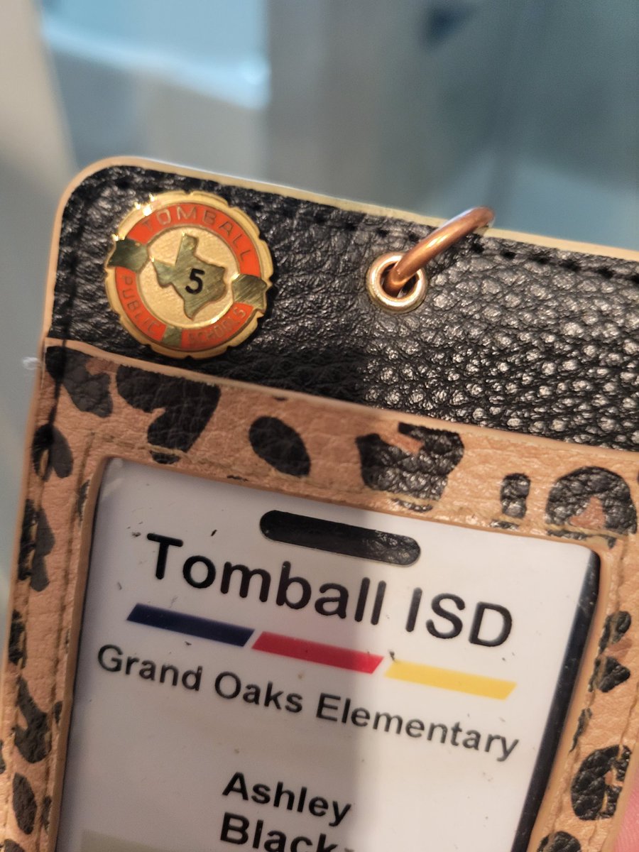1stgradeismyjam's tweet photo. Year 19 in the books! So happy to earn my 5 year pin from @TomballISD
I LOVE being a Tiger!  🖤💛🖤💛🖤@TISDGOES #goblazeatrail https://t.co/ljhWdGh7yg