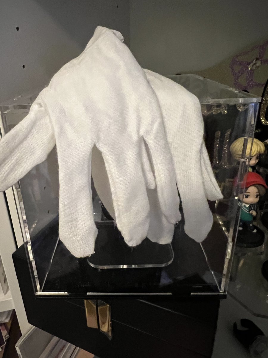Sq517's tweet photo. Hehe finally took the phone out of the bag and in a display … will put Yoongi’s picture in case too have to get it printed 

Also the display case came with some white gloves which were perfect lol https://t.co/JHwqNhIVL9