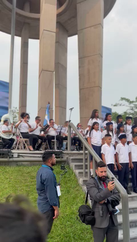 argenhonduras's tweet photo. Las únicas privilegiadas son las infancias, el festejo patrio se vistió de gala gracias a las alumnas y los alumnos de las Escuelas “República Argentina” y  “General D. José de San Martín”, ambas de Comayagüela, DC, que acompañados de la Banda de los Supremos Poderes, de la @SECAPPH, bajo la dirección del Maestro @saxariel, entonaron los himnos nacionales de la Argentina y de Honduras.

#25DeMayo #FelizDiaDeLaPatria #argentina #Honduras 

@PabVilas @CancilleriaARG @CancilleriaHN @CasaRosada @SantiagoCafiero @alferdez @CFKArgentina @Educacion_HN @EducacionAR @HectorZelaya @Doris_Gutierrez 

@