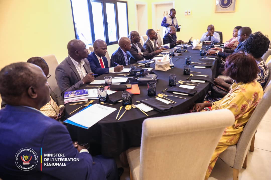 INSTANTnewsCD's tweet image. "Je ressens l'obligation de travailler dur pour arriver à la pacification de la partie orientale de la RDC", dixit le minÉtat/Intégration régionale, Mbusa Nyamwisi, ce 26 mai, aux délégués des communautés d'Ituri de  Kinshasa, à la faveur d'un atelier sur la sécurité et la paix.