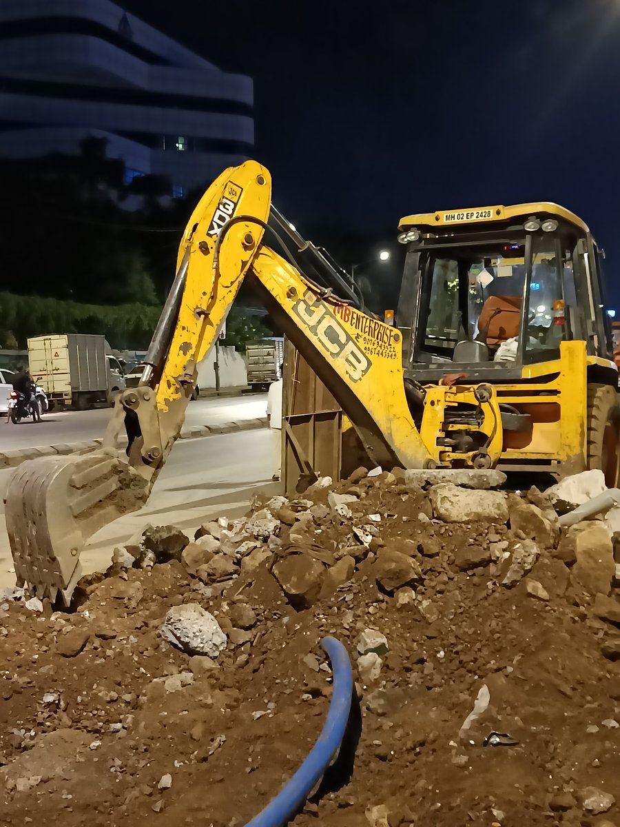 R_Prescilla's tweet photo. Hydraulic work happening in Chakala, Andheri East has kept us all awake since 3.30am. @Adani_Elec_Mum cable is pulled and now damaged. Please note the blue cable (@TataPower) is also live and being pulled by the bulldozer. @mybmcWardKE . https://t.co/Qh5agHOzEr