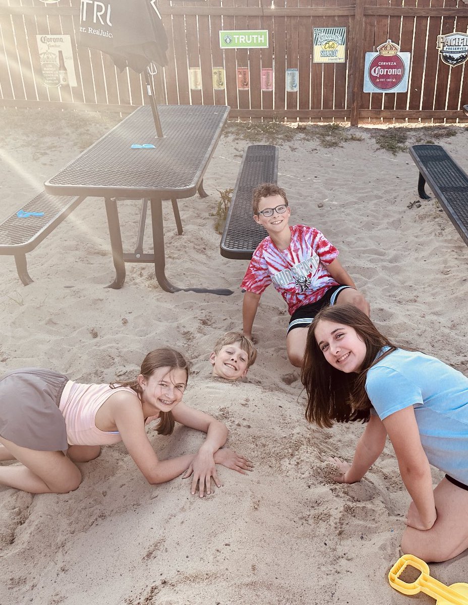 JohnMattingly23's tweet photo. Summer = time to cut it loose. Congrats on another school year kids! ๐๏ธ. #KidsOfSummer @MacsPizzaLanden https://t.co/15kkHokySb