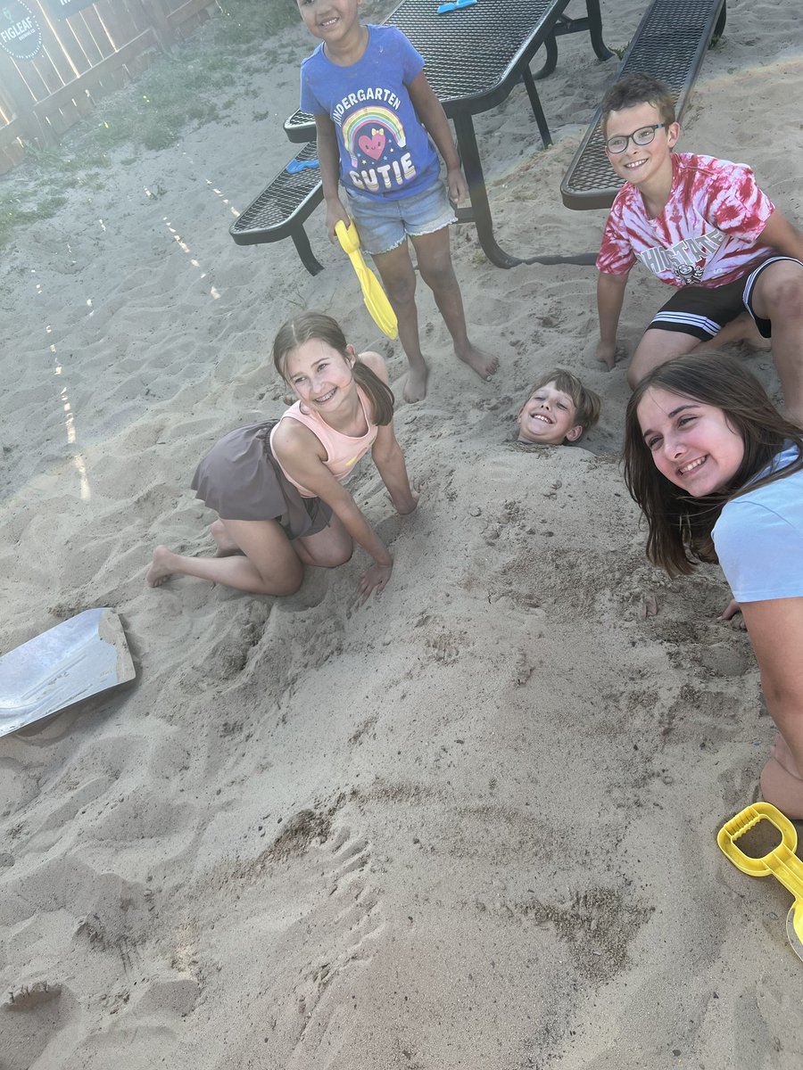 JohnMattingly23's tweet photo. Summer = time to cut it loose. Congrats on another school year kids! ๐๏ธ. #KidsOfSummer @MacsPizzaLanden https://t.co/15kkHokySb