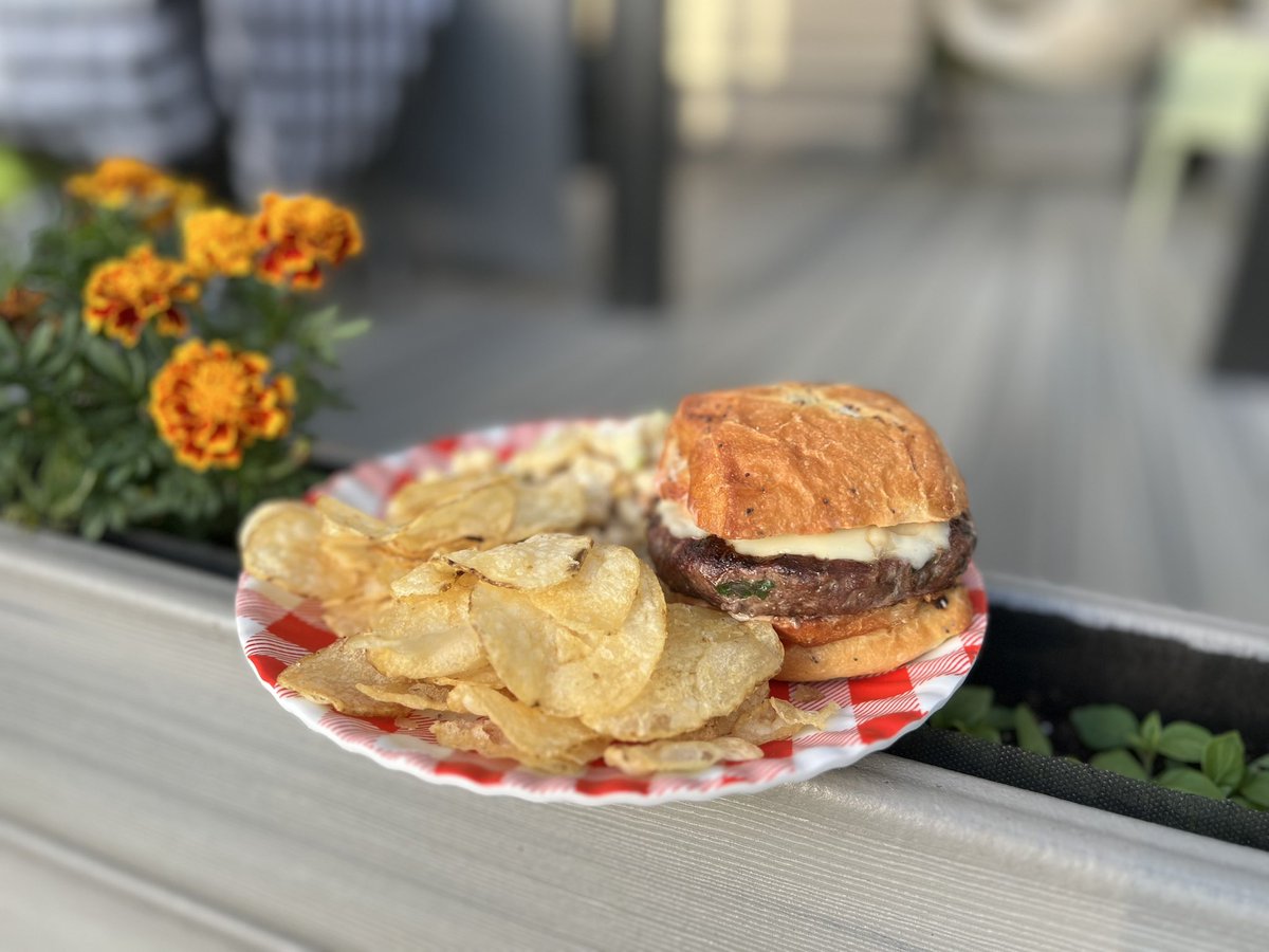 RedPieWhitePie's tweet photo. Let the weekend grilling commence.
.
.
#pizza #redpiewhitepie #newjersey #cooking #drinking #goodfood #food #eating #foodie #foodphotography #foodlover #grilling #burger #chips https://t.co/kEk6kDTOox
