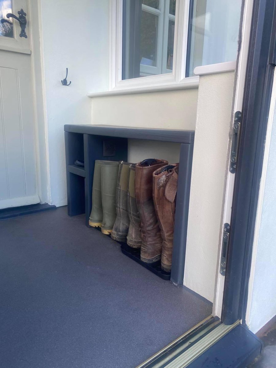 ravenaboutwood's tweet image. 📣 Porch storage units!
For our lovely neighbours I created two storage units and finished them in anthracite grey wood stain to match their new porch. Thank you Beverly, so glad you like them. #storageunits #bootstorage #bespokewoodwork