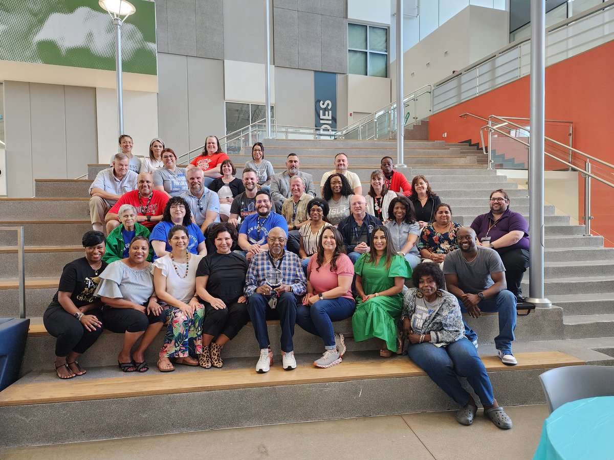 HSLawAndJustice's tweet photo. Thank you, Dr. Holmes for devoting 39 years of your life to public education. Your impact on the students and staff of HSLJ will be felt for years to come. Enjoy your retirement, Dr. Holmes! We wish you the very best. @HoustonISD @HISDCTE https://t.co/sIgl78Y8ow