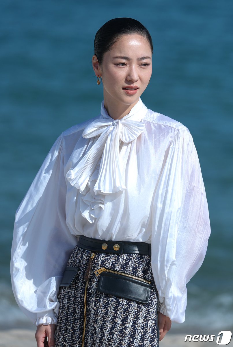 fallinbeen's tweet photo. 칸영화제 ‘거미집’ 인터뷰 촬영, 패션모델 같은 전여빈 (출처 : 뉴스1 | 네이버 뉴스) https://t.co/sxBOekfbJt https://t.co/NJVikdjcx5