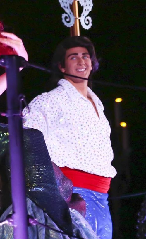 CosplayerGuys's tweet photo. Want to be featured? DM your favorite hot guy in costume& follow us.#thelittlemermaid #DisneyPrince #gay #PrinceEric #GayHalloween #Halloween #GayCosplay #Cosplay #gayPrince #DisneyParade #tightpants #guyswithmullets #guysintightpants #Hotguysincostume #TLM #Fantasmic https://t.co/NtBYcEKu5w