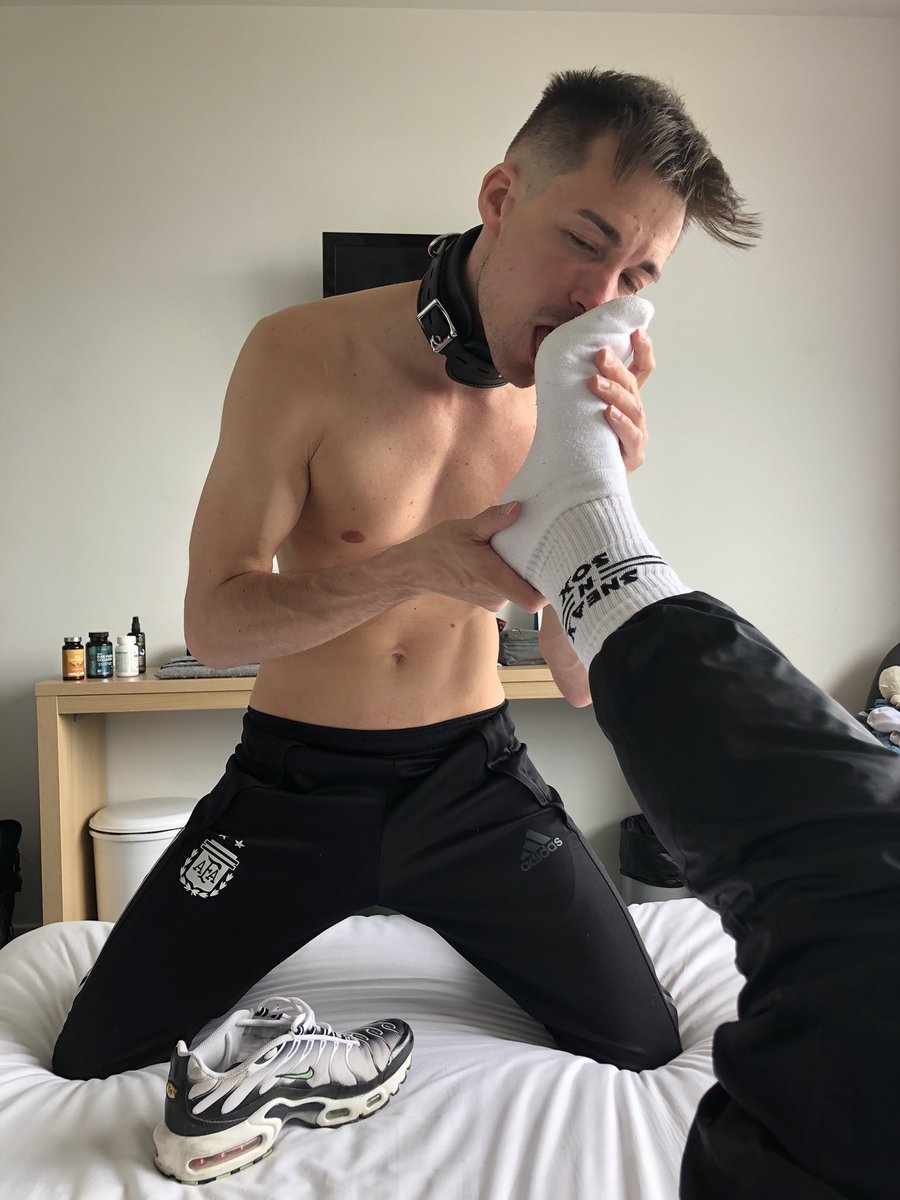 Learning <a href="/kevinfrenchboy/">kevin 🇫🇷🇪🇸</a> to be a kiffeur at my feet… 

linktr.ee/kevinfrenchboy 

#tn #tn3 #sk8erboy #sk8erboysocks #socks #sox #whitesocks #cho7 #kiffeur #skets #cho7blanches #sneakersfetish #sneakerfetish #boysocks #sweatysocks