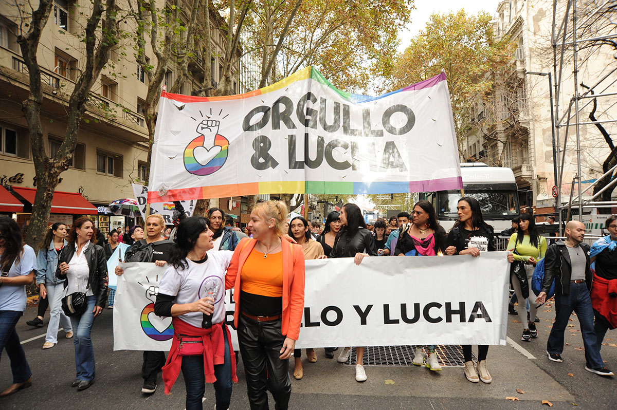 PresentesLatam's tweet photo. 📷EN FOTOS: Primera marcha plurinacional por la #ReparaciónHistórica para travestis y trans🏳️‍⚧️

💥Más de 90 organizaciones marcharon de Plaza de Mayo hasta el Congreso. La jornada cerró con un festival que se extendió hasta la noche 📲Leer +: https://t.co/B7ythFSWYY https://t.co/PzcXCX9hTX