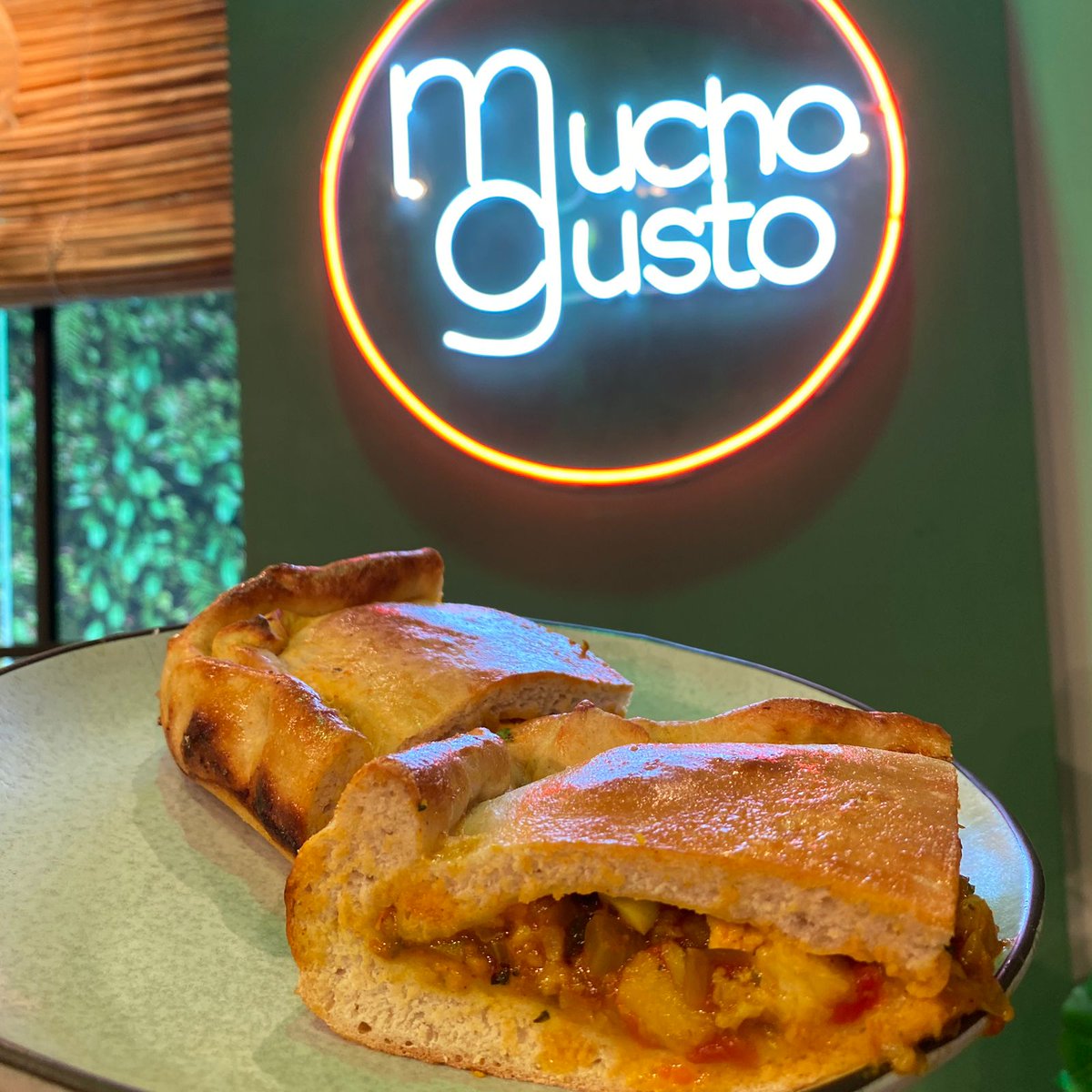 MuchoGustoPy's tweet photo. 🥟😋 DIOS MÍO, QUE PINTA 🥟😋

🤩 Miranaa como quedó la "Empanada Gallega" hecho por #JavierRocca ideal para un sábado y compartir con la familia o amigos.

Deslizá la imagen y decinos que te parece.

#JavierRocca
#MuchoGustoPy https://t.co/q1aJXULQsf