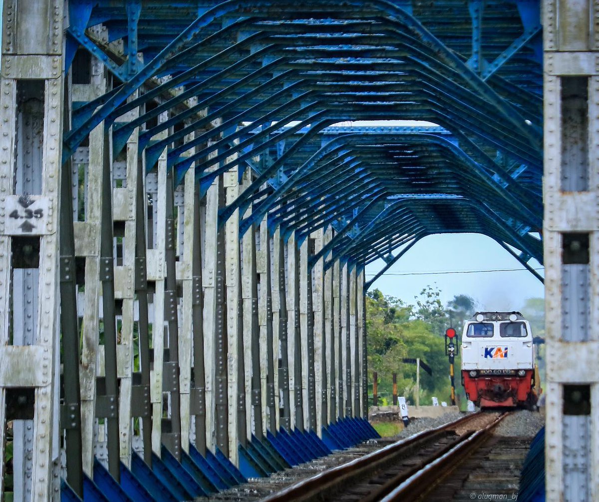 KAI121's tweet photo. Kita mungkin bisa satu lorong, tapi mungkin beda ruang. Karena yang sejalan, belum tentu setujuan.

Selamat pagi, #SahabatKAI

#WonderfulIndonesia

📸 Aluqman_bj (IG) https://t.co/2n7lpU3cZu