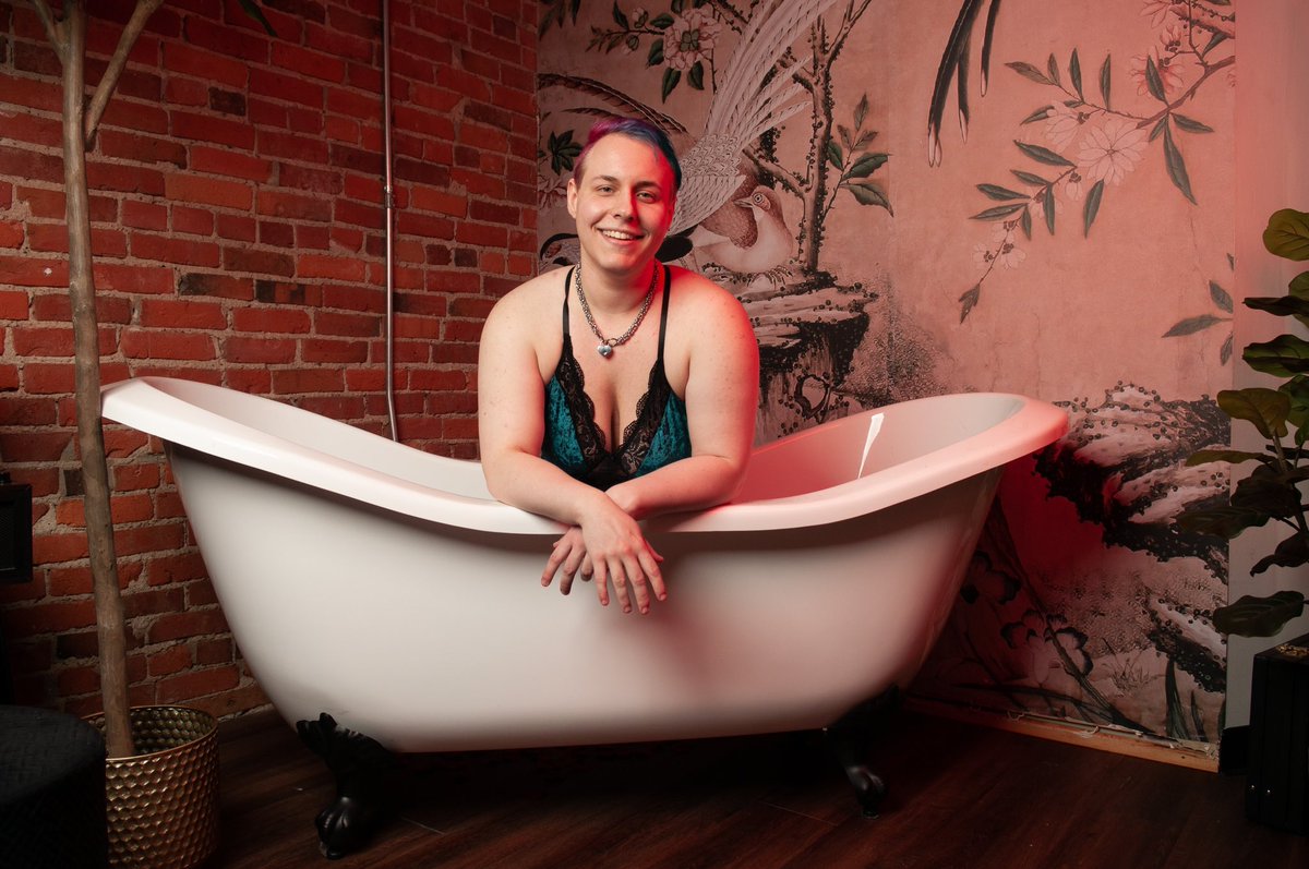 SugarSoapStudio's tweet photo. This truly is my happy place 🛁💕

(Photos by @/seedelite on IG, shot at @/kolorsstudios) https://t.co/vKvF37KWWr