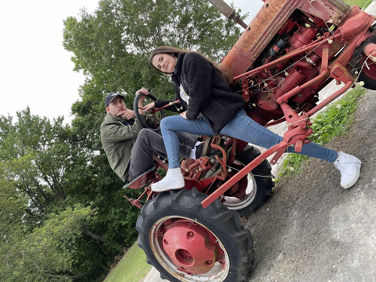 KristenPurr's tweet image. The thing is we’re gonna find a tractor to take a photo on 💅🏼 @SoupRS