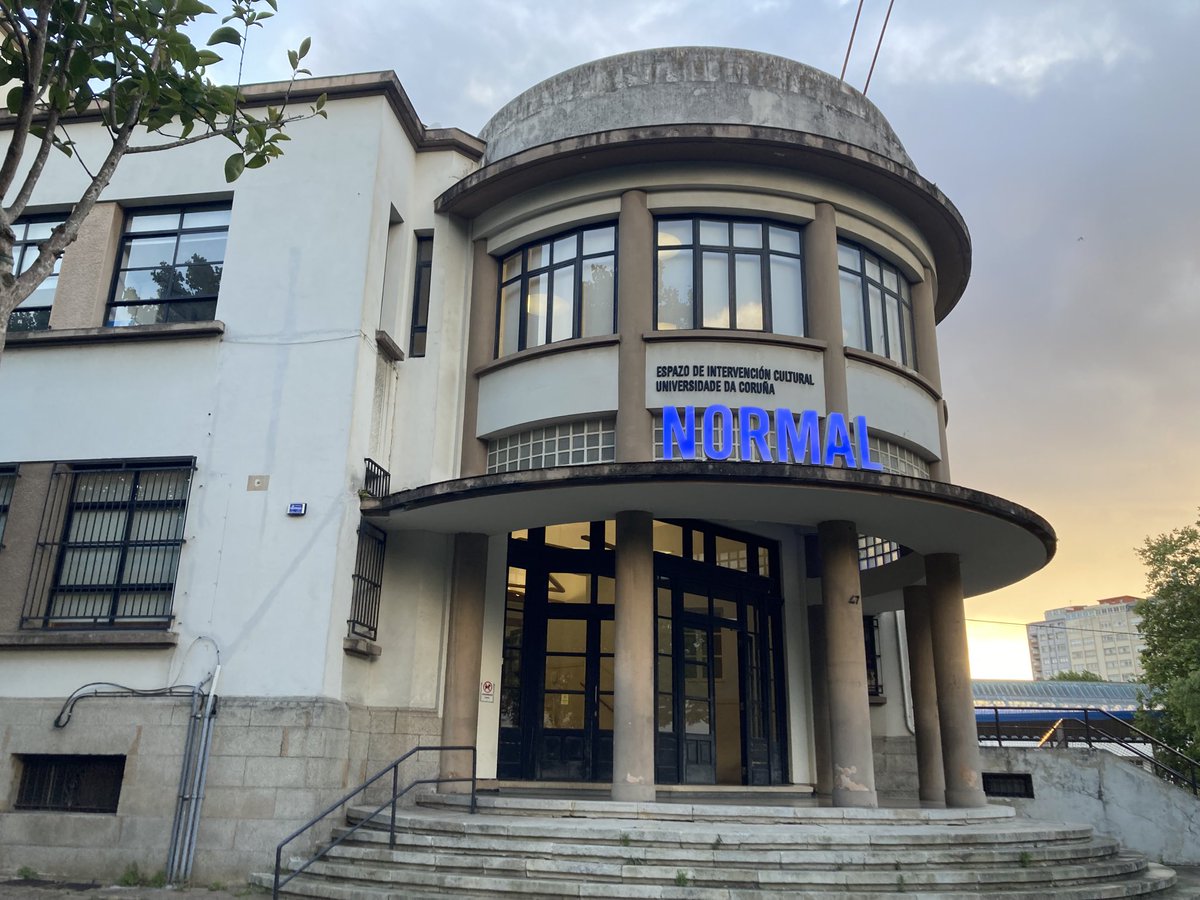 CarmedeMilmanda's tweet image. Grazas a ⁦@istoenormal⁩ ⁦@12Miradas⁩ ⁦@galeriavilaseco⁩ 
e a toda a compaña da palabra. 
Un luxo recitar con tanta xente prezada. 💙