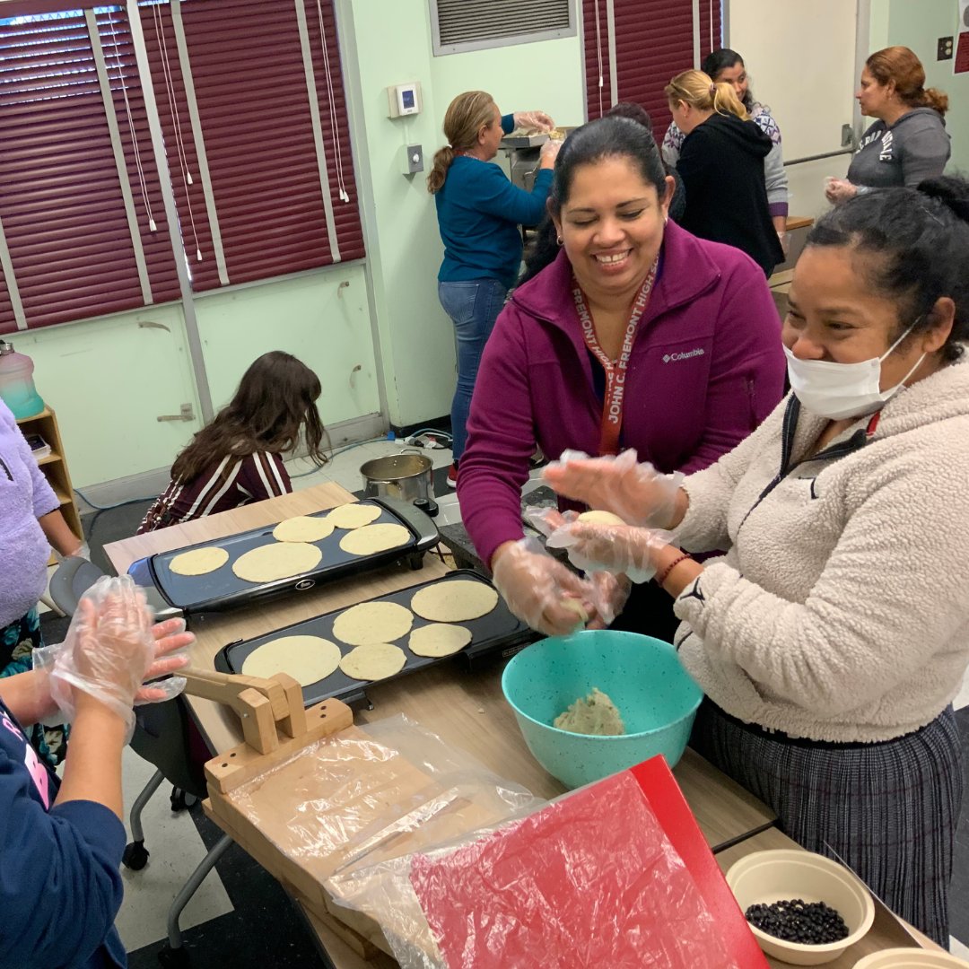 Participants at Fremont HS explored the connections between traditional foods & tasty dishes from around the world! They learned recipes w/ origins in the Americas, Africa, Asia, & Europe. We are grateful for @unitedway for supporting our Fremont Healthy Hub art residencies!