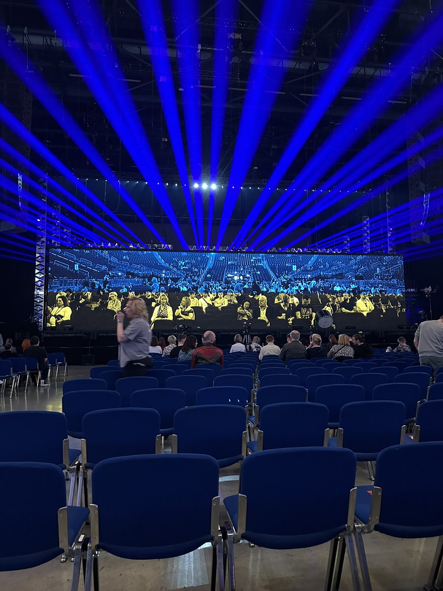 Roger Waters verbreitet auf seinem Konzert in Berlin antisemitische Inhalte. 

Heute spielt Hand Zimmer in derselben Arena zusammen mit dem Orchester aus Odesa und zeigt dabei Flagge 👍🏻

Slava Ukraini 🇺🇦