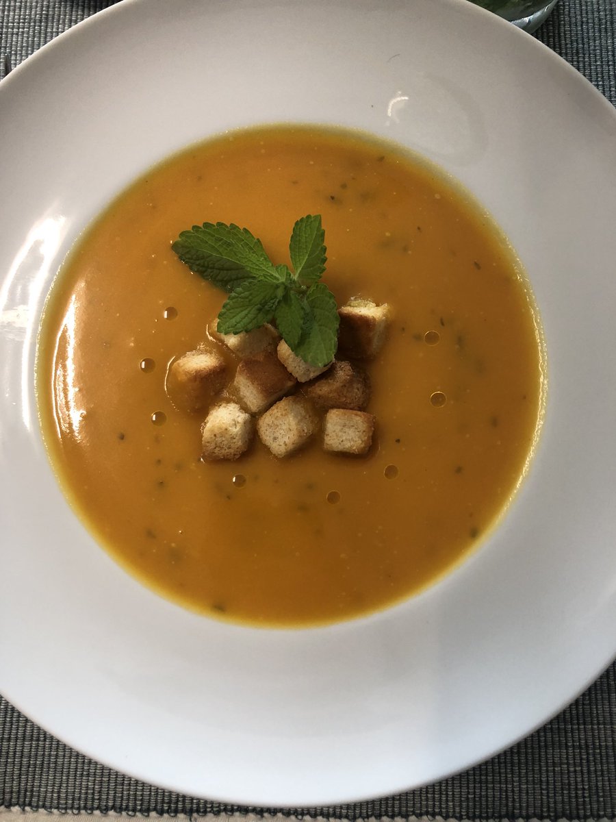 MartinsOriana's tweet image. Há quem seja fã da Maro e depois existe a Elisa que prepara um jantar com o tema “hortelã” antes do concerto em Albergaria-a-Velha! 
Até já @itsameeemaro ! 🙈🙊🙉