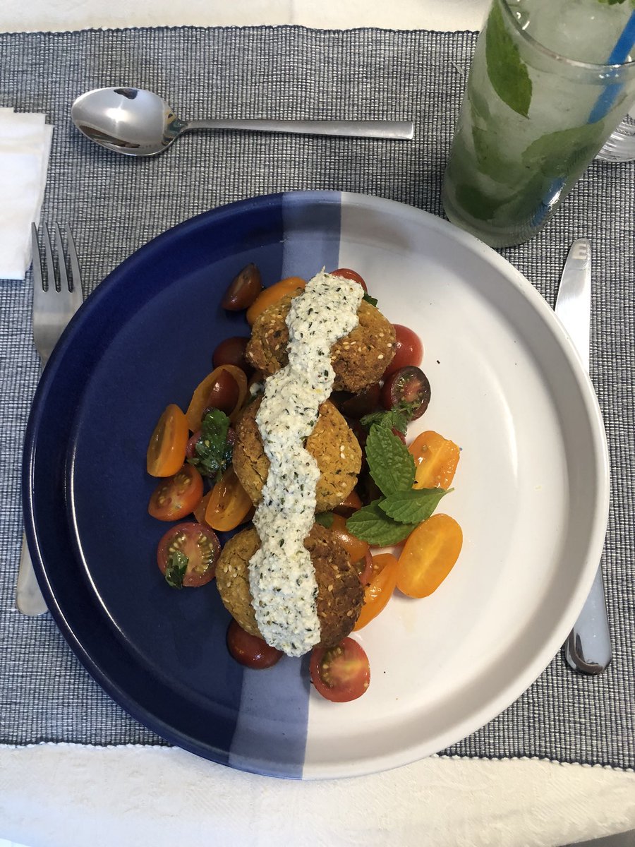 MartinsOriana's tweet image. Há quem seja fã da Maro e depois existe a Elisa que prepara um jantar com o tema “hortelã” antes do concerto em Albergaria-a-Velha! 
Até já @itsameeemaro ! 🙈🙊🙉