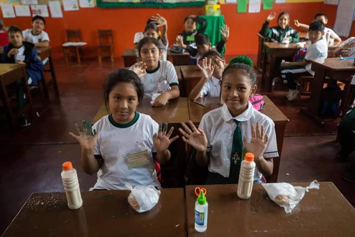 MuniLima's tweet photo. 📍 Nuestros programas #Nutridesayuno y #Divertiaprendo llegaron a las aulas de la I.E. 1128 San Luis, en esta jornada de aprendizaje se desarrollaron talleres didácticos educativos y se repartieron desayunos. https://t.co/lPejVtzYjl