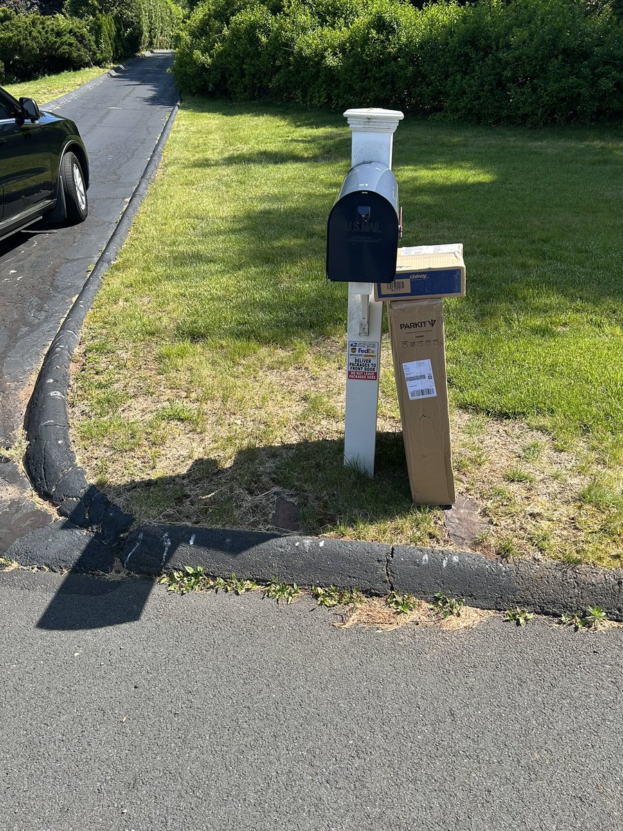 burgo40's tweet photo. @FedExForum @FedExHelp @FedEx @FedExOffice look at this delivery of my packages left by the street directly next to a sign requesting packages not be left there because of package theft.  #fedex #DoBetter https://t.co/bj1qXW92fH