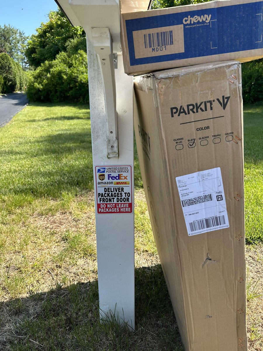 burgo40's tweet photo. @FedExForum @FedExHelp @FedEx @FedExOffice look at this delivery of my packages left by the street directly next to a sign requesting packages not be left there because of package theft.  #fedex #DoBetter https://t.co/bj1qXW92fH