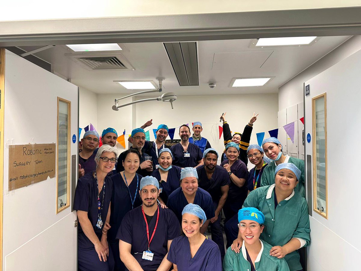 TheChestSurgeon's tweet image. What a lovely surprise from the @UHS_Thoracics theatre team! They taught me everything. Super excited about the next 30 years working @UHSFT with these amazing people as a #consultant #thoracic #surgeon. #teamworkmakesthedreamwork #FoodieFriday