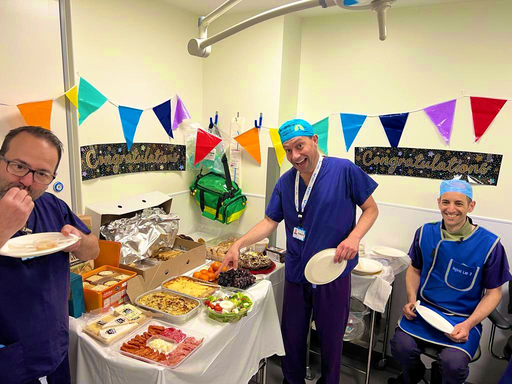 TheChestSurgeon's tweet image. What a lovely surprise from the @UHS_Thoracics theatre team! They taught me everything. Super excited about the next 30 years working @UHSFT with these amazing people as a #consultant #thoracic #surgeon. #teamworkmakesthedreamwork #FoodieFriday