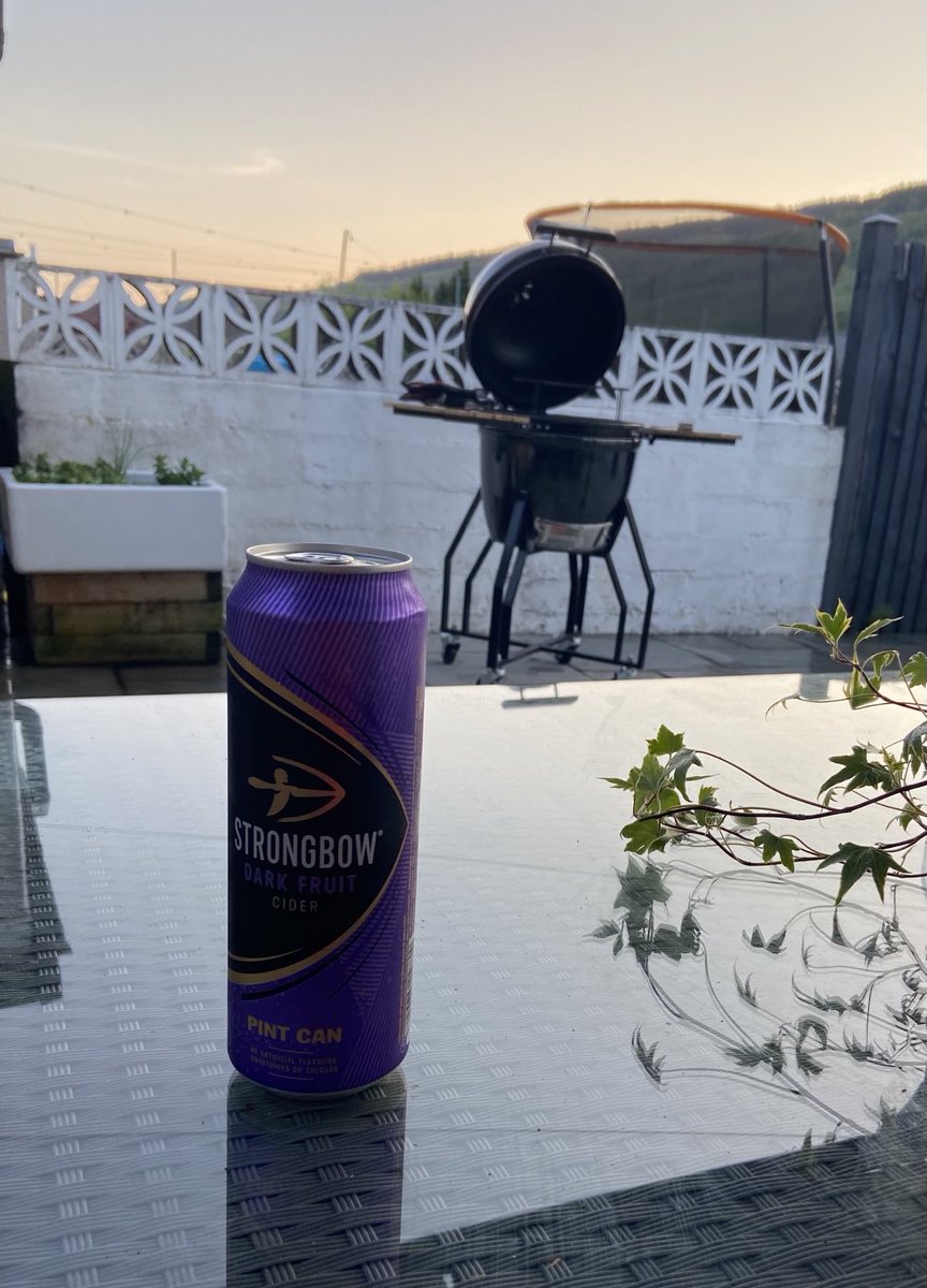 ChippyLyn's tweet image. Is there anything more refreshing than after a long shift in work. #Strongbow #ProperCider #DarkFruits. #BBQ