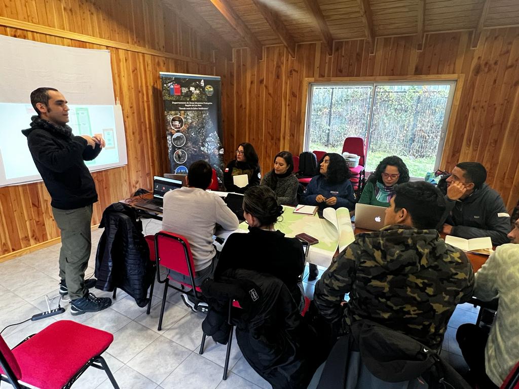 conaf_losrios's tweet photo. 🟢 PANGUIPULLI | Sesiona Mesa Técnica de Turismo Reserva Nacional Mocho Choshuenco, enmarcado en la gobernanza del espacio protegido del Estado.

✔️ Participan profesionales #CONAF, diversos servicios públicos, asociaciones de turismo y guías de montaña, entre otros. https://t.co/rmKqtsXWUN
