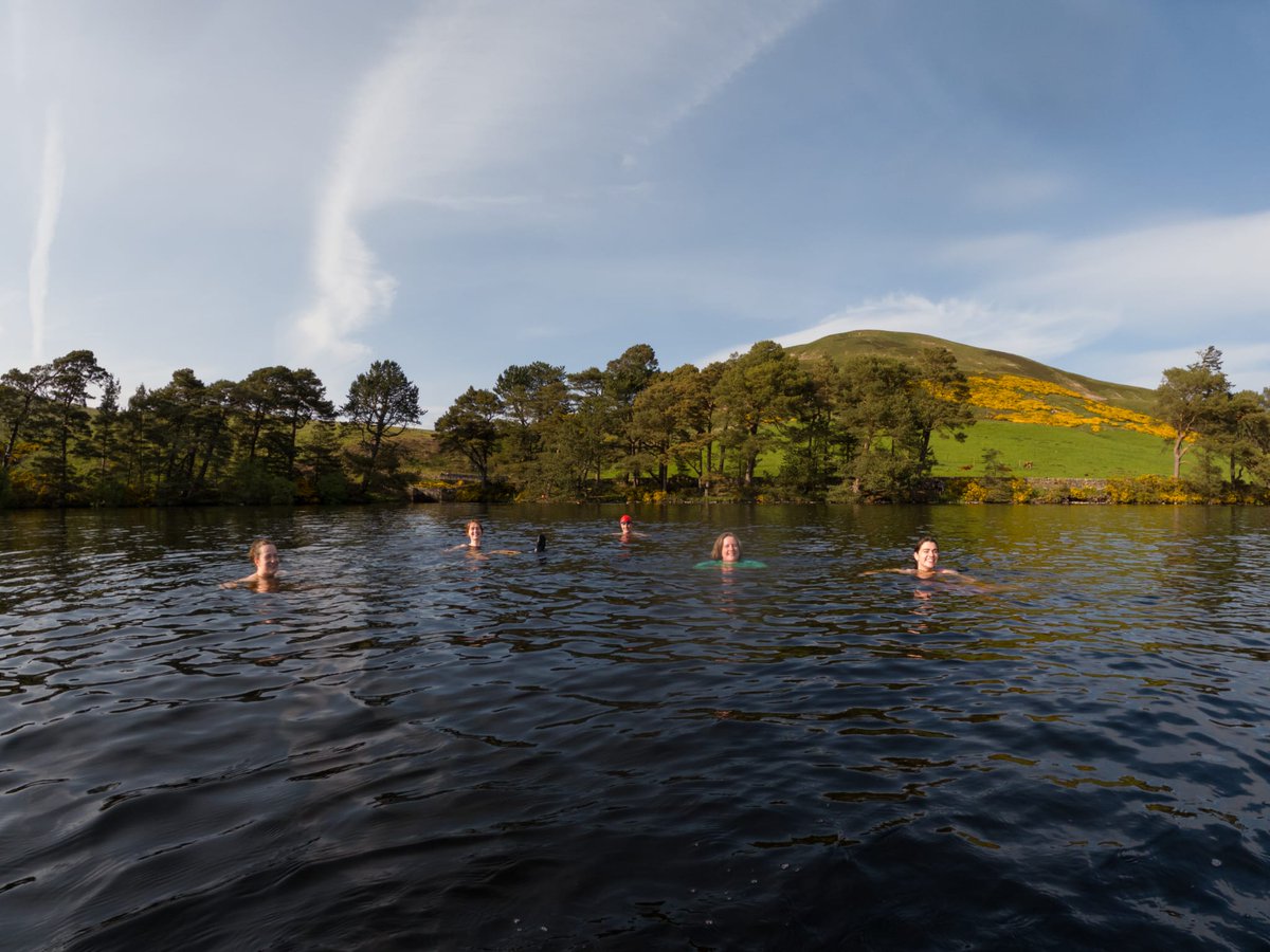 We've been out again today at Glencorse reservoir! Glencorse is conveniently close to the campus and totally stunning, particularly on such a sunny day 🌞🏊‍♀️🏊‍♂️ #swimming Thanks to @LeeLivePhotos for joining us and taking some photos out in the water!