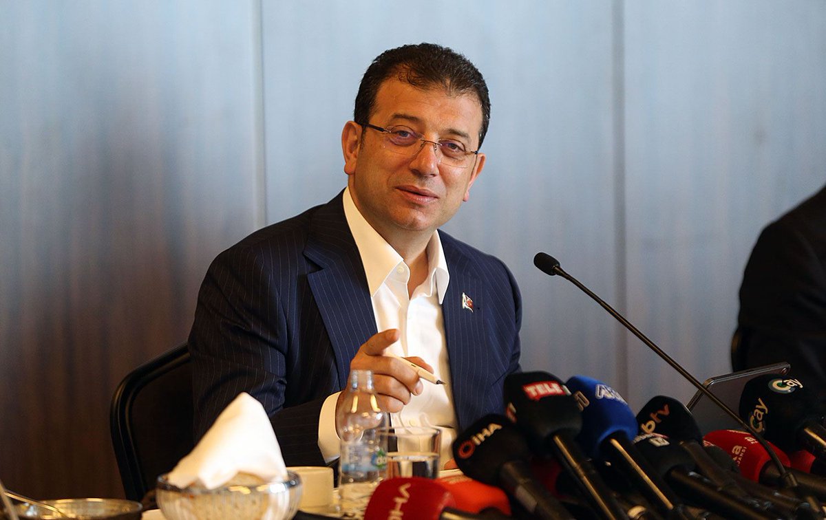 darkwebhaber's tweet photo. Ekrem İmamoğlu: Babala TV'de 'Beni işten attınız.' diyen vatandaş bizimle 2,5 yıl çalışmış, taşeronun sözleşmesi bitince iş akdi feshedilmiş.

Bu vatandaşın 6 akrabası da bizde çalışıyor. Sülalece bizdeler. Hiçbirine dokunmamışız. Bizde Hz. Ömer'in adaleti var kardeşim. https://t.co/2OhJu7vAtx