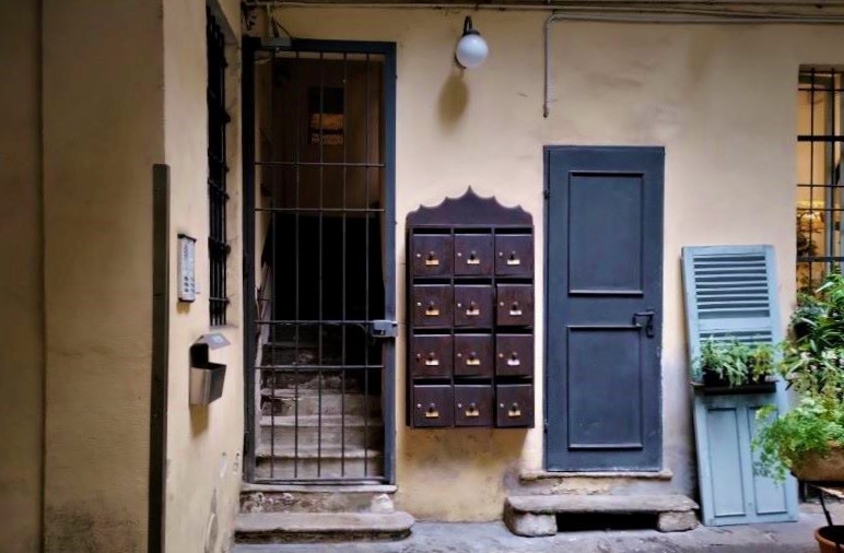 asmistaken's tweet photo. C'è un cortile nascosto,un rifugio,dove la tua bellezza appartata è in cima alle scale,oltre il cancello.
Aggrappati ai muri profumi di spezie e cera scrivono lettere,mentre fuori bruciano i sorpassi assordanti e le parole sciocche.
(Milano,Corso di Porta Vigentina,Maggio2023) https://t.co/r276XlFJw6
