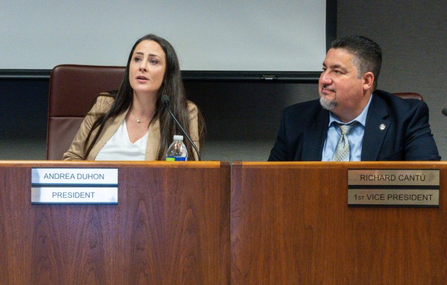 ¡Noticias emocionantes! La Junta Directiva del HCDE acaba de elegir por unanimidad a @AndreaLDuhon como nueva presidenta. ¡Su liderazgo tendrá un impacto positivo en los estudiantes y residentes del condado de Harris! ¡Felicitaciones!