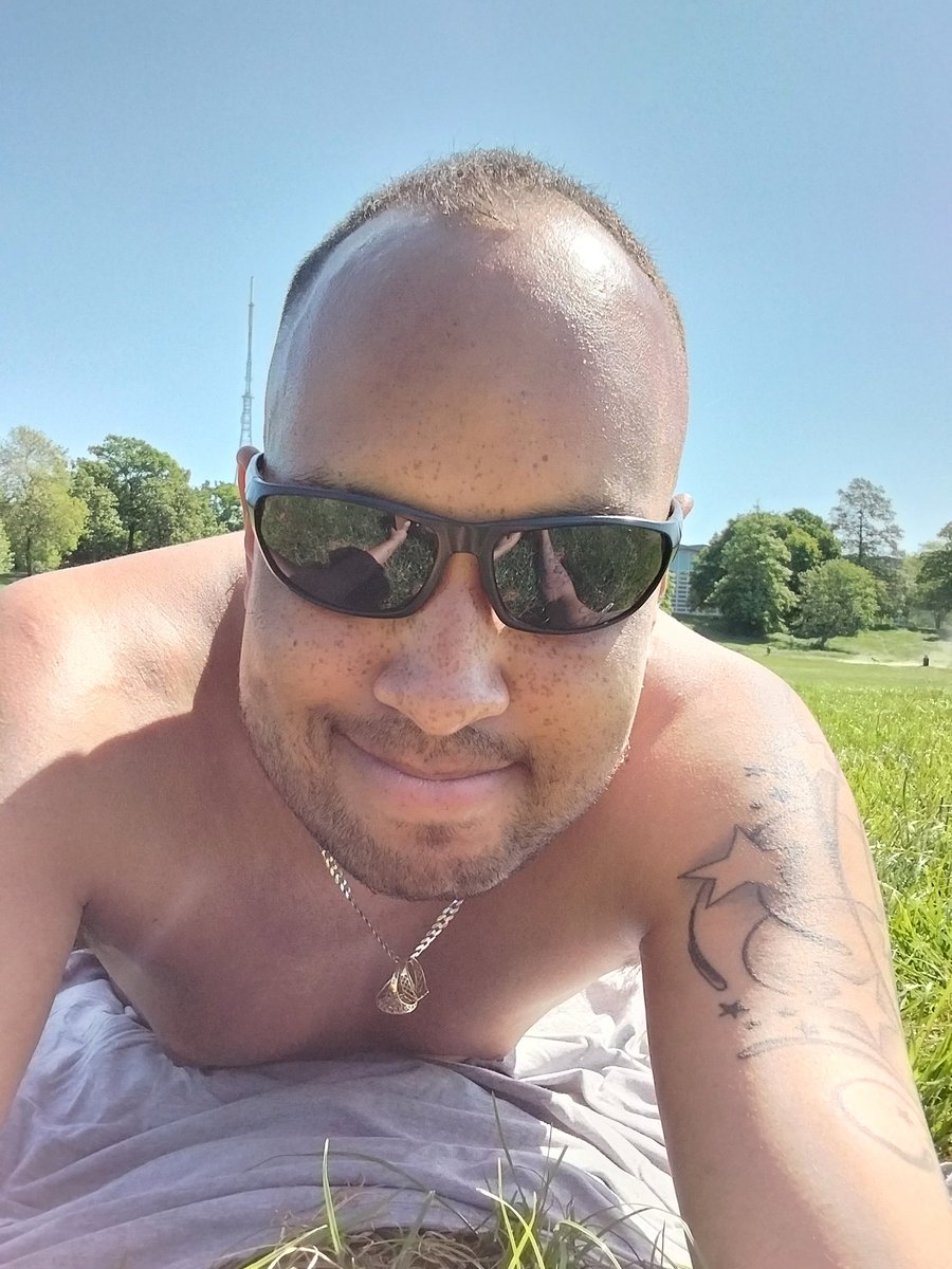 DMS1515supercar's tweet photo. Finally out in the sunshine for 2 hour chill. I absolutely love the sun 💯💯☀️☀️☀️🌈🌈#lgbt #gay #gaysun https://t.co/8LomCDUTup
