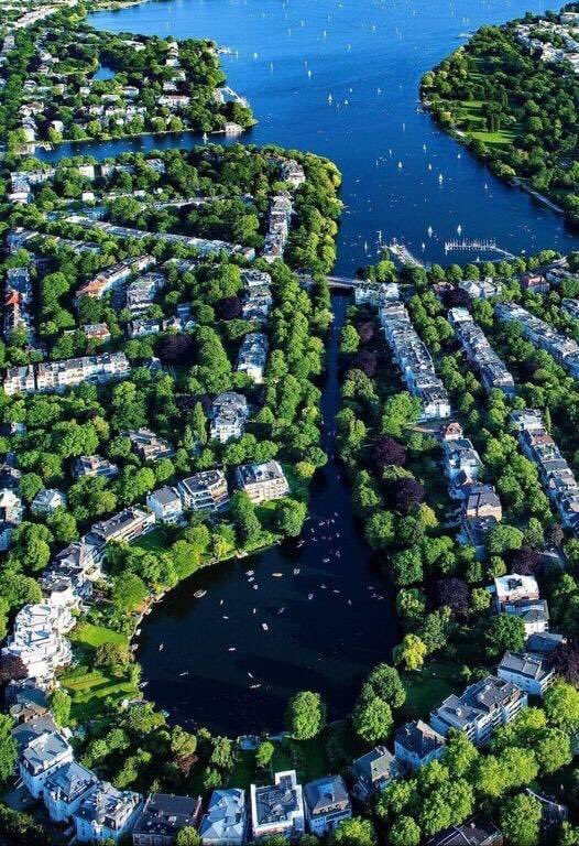 HAMBURG şehrinin içler acısı görüntüsü;  Almanya'nın kuzeyindeki liman şehri Hamburg'un yürek parçalayan görüntüsüdür.  Görüldüğü üzere her yerde ağaçlar, parklar, 4-5 katlı binalar var. kıyıya hiç devasa dolgu falan yapılmadığı gibi rezidans falan da dikilmemiş.