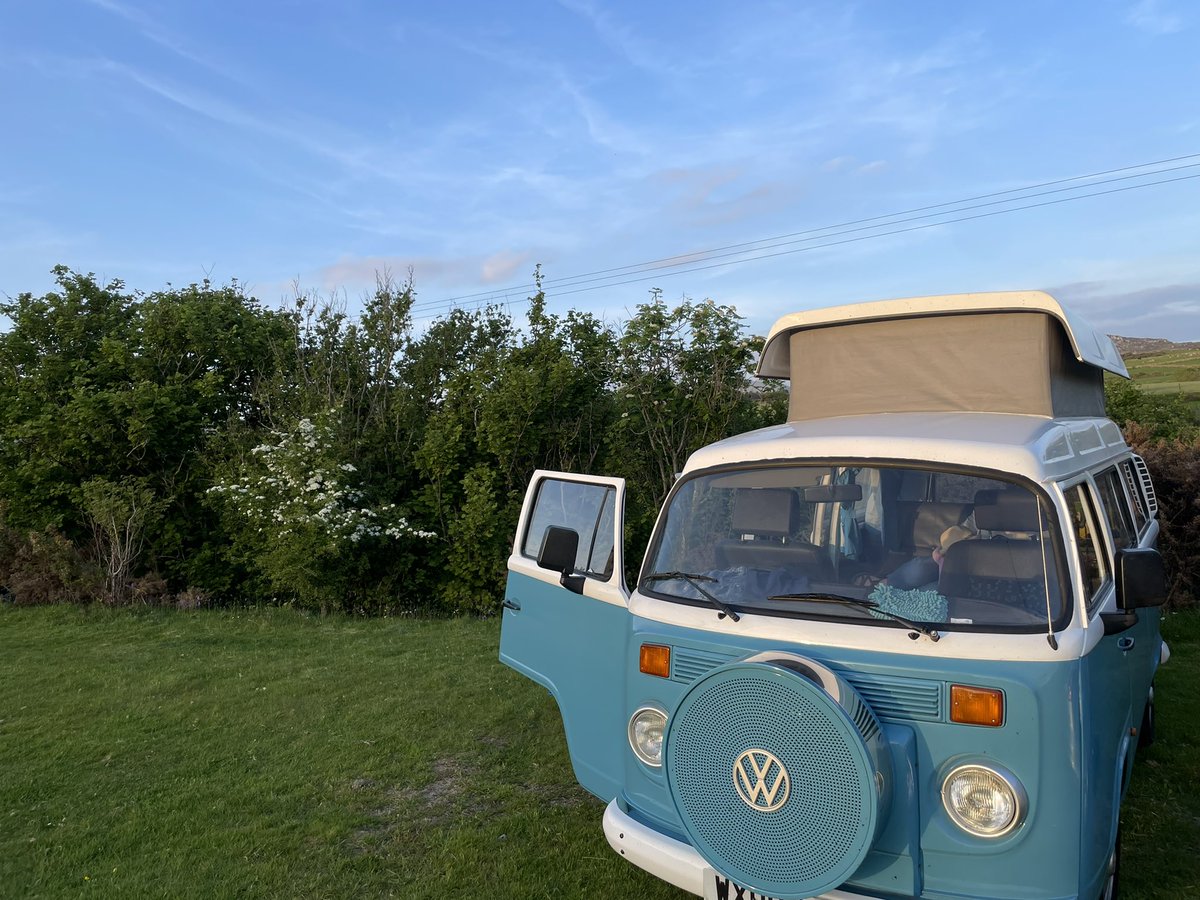 C_Dearden's tweet image. 625 miles from Birsay, the setting sun is lighting the clouds as the @OrkneyFolkFest livestream plays @squeezyjohn and his band, accompanied by a glass of pink wine.  (Allegedly he and I were at the same university at the same time, but have no memory of each other).