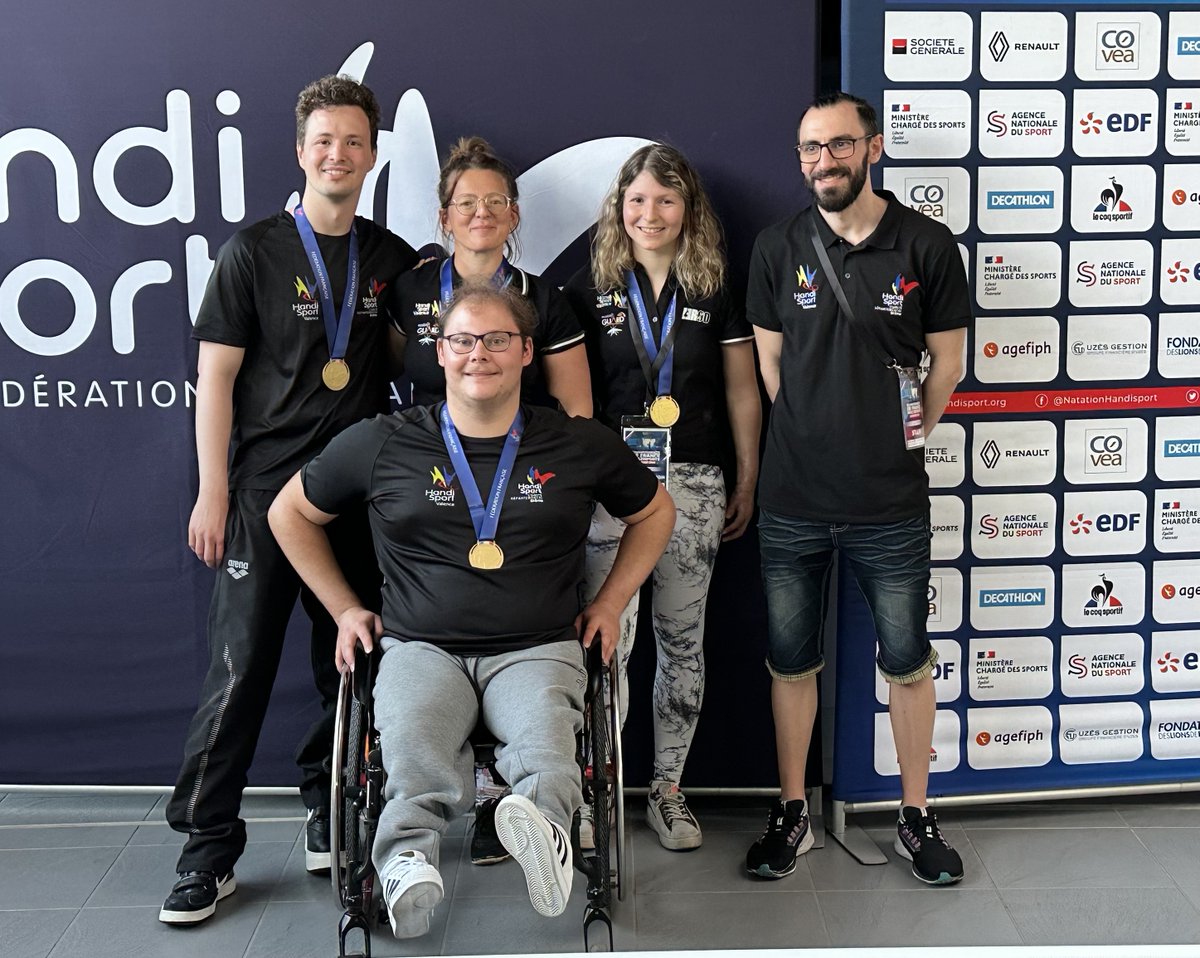 Quel beau podium !!! Bravo aux nageuses et nageurs valentinois.
Yohan Mahistre termine 1er garçon de la finale A nationale du 100 NL et Enzo VERPIOT finit 2ème garçon de la finale A nationale du 200 4nages.
@VilledeValence @ValenceRomans