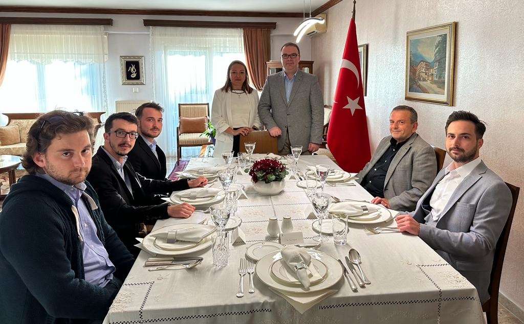 #turkmutfagihaftasi #turkishcuisineweek kapsamında, deprem felaketi sonrasında arama-kurtarma ve yardım faaliyetleri için Yunanistan'dan ülkemizdeki deprem bölgesine giden soydaşlarımızı Başkonsolosluğumuz konutunda #Hatay lezzetleriyle ağırladık.