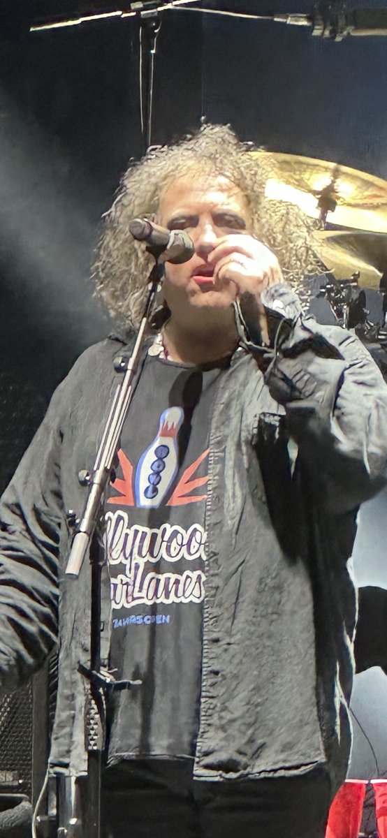 TheCure Robert HollywoodBowl23 @thecure @CureCommunity @TheCureForever_ @thetwilightsad @fans4thecure @curefans @RobertSmith @jasontoopcooper @reevesgabrels @PerryBamonte @HollywoodBowl @californiavibes